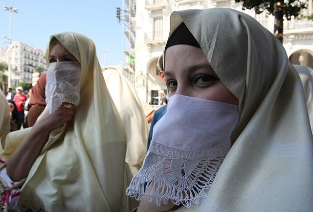 الحجاب في الجزائر , التزام المراه الجزائرية